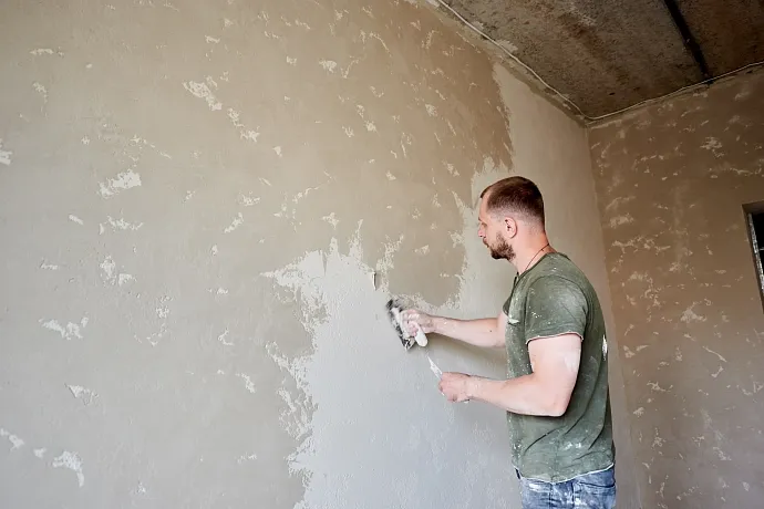 Как нанести короед: нанесение на стену декоративной штукатурки